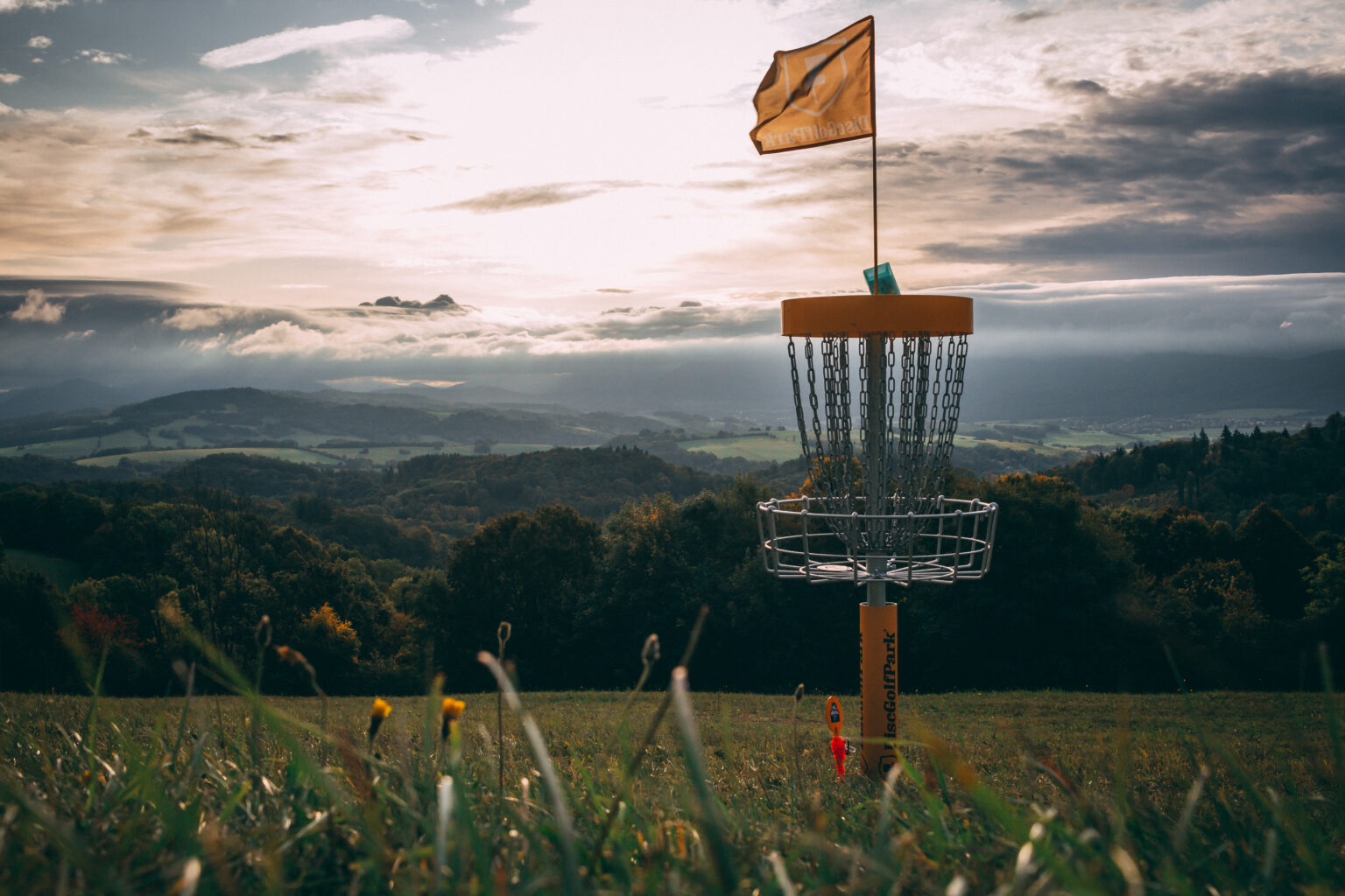 Discgolfové hřiště — pohled z fairway